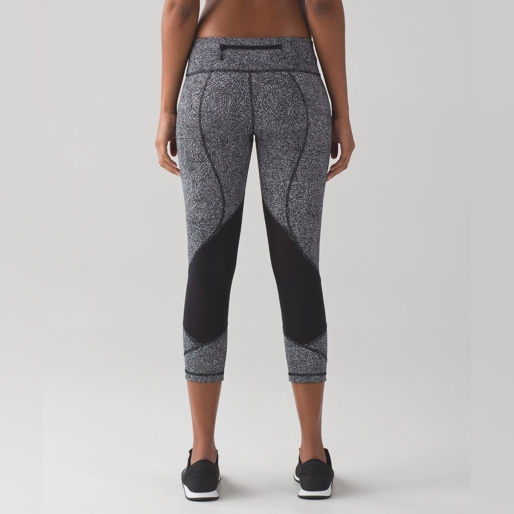 LULULEMON Pace Rival Crop Leggings, 22” (US 6)